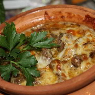 Рецепт Тушеной печени с грибами в горшочке