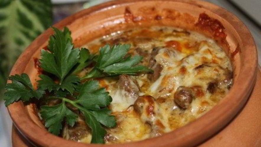 Рецепт тушеной печени с грибами в горшочке