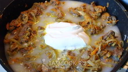 Рецепт тушеной печени со сметаной, морковью и луком