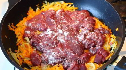 Рецепт тушеной печени со сметаной, морковью и луком