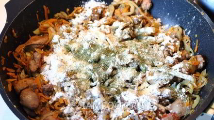 Рецепт тушеной печени со сметаной, морковью и луком