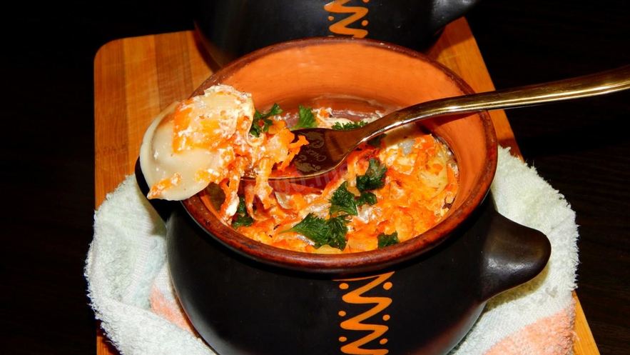 Рецепт пельменей в сметане в горшочке