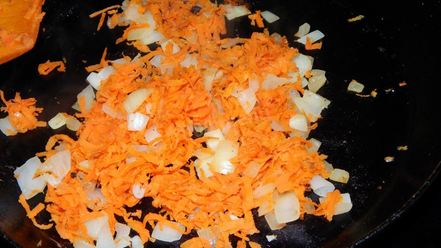 Рецепт пельменей в сметане в горшочке