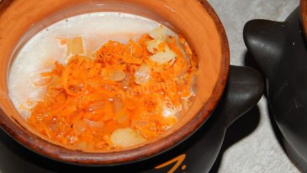 Рецепт пельменей в сметане в горшочке