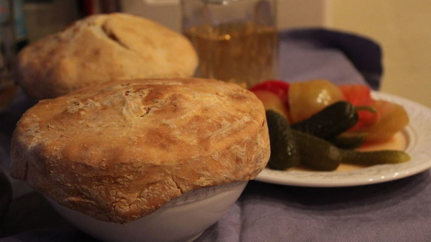 Рецепт пельменей в соусе из белых грибов под хлебной шапкой