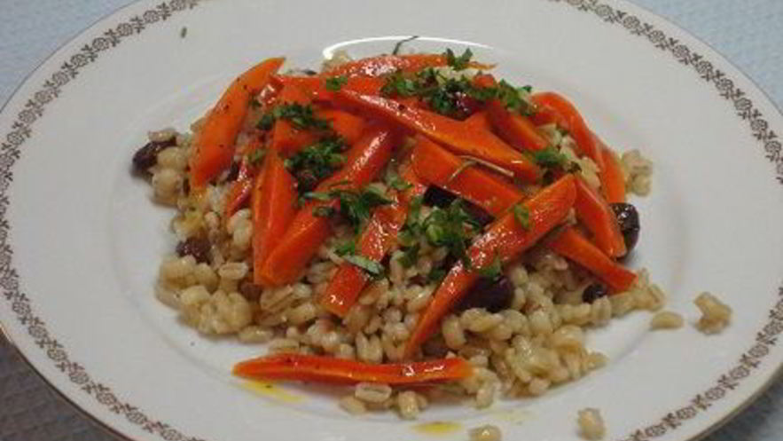 Рецепт глазированной моркови с пилавом из перловки