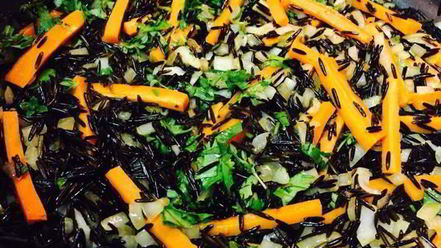 Рецепт куриных бедер тушенных в плове из дикого риса