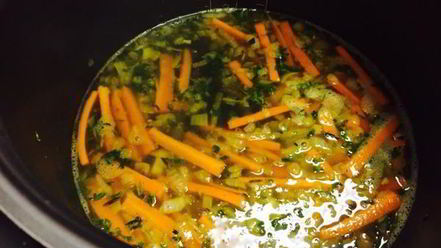 Рецепт куриных бедер тушенных в плове из дикого риса