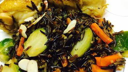 Рецепт куриных бедер тушенных в плове из дикого риса