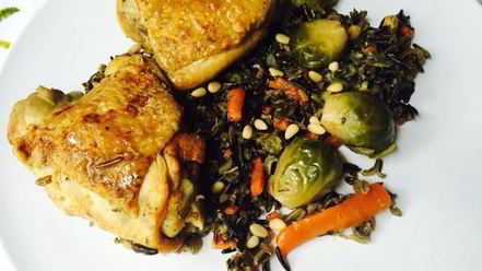 Рецепт куриных бедер тушенных в плове из дикого риса