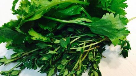 Рецепт куриных бедер тушенных в плове из дикого риса