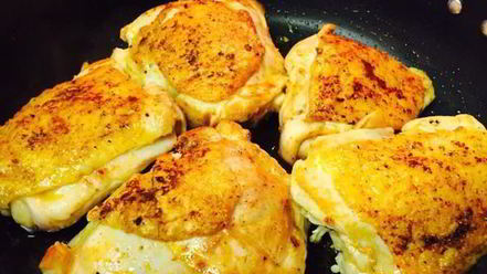 Рецепт куриных бедер тушенных в плове из дикого риса