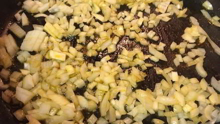 Рецепт куриных бедер тушенных в плове из дикого риса