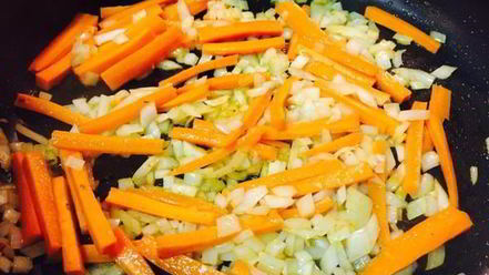 Рецепт куриных бедер тушенных в плове из дикого риса