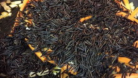 Рецепт куриных бедер тушенных в плове из дикого риса