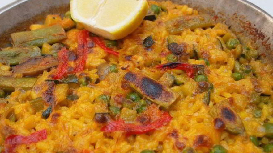 Рецепт овощной паэльи с зеленым горошком и шампиньонами