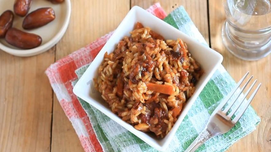 Рецепт сладкого плова из коричневого бурого риса с финиками и орехами