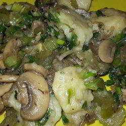 Рецепт Постных картофельных клецек с луком, грибами и сельдереем