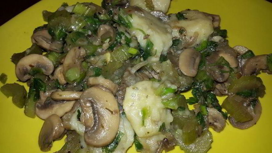 Рецепт постных картофельных клецек с луком, грибами и сельдереем