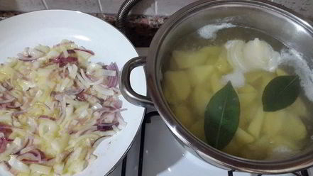 Рецепт постных картофельных клецек с луком, грибами и сельдереем