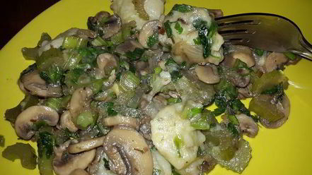 Рецепт постных картофельных клецек с луком, грибами и сельдереем