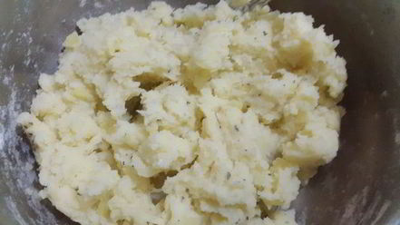 Рецепт постных картофельных клецек с луком, грибами и сельдереем