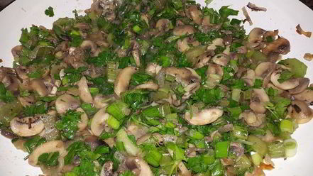 Рецепт постных картофельных клецек с луком, грибами и сельдереем