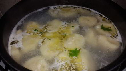 Рецепт постных картофельных клецек с луком, грибами и сельдереем