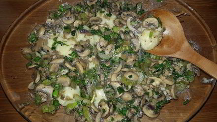 Рецепт постных картофельных клецек с луком, грибами и сельдереем