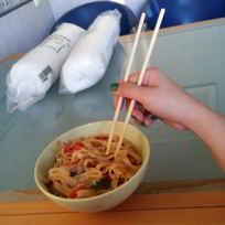 Пшеничная лапша с курицей в соево-медовом соусе