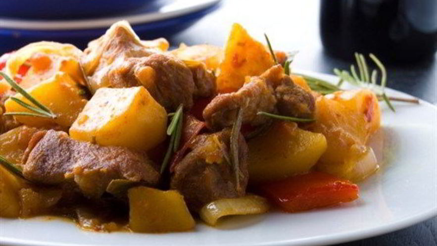 Рецепт острого свиного рагу с парикой, перцем чили и картофелем