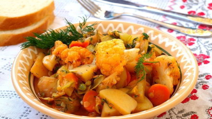Рецепт овощного рагу с цветной капустой и стручковым горошком