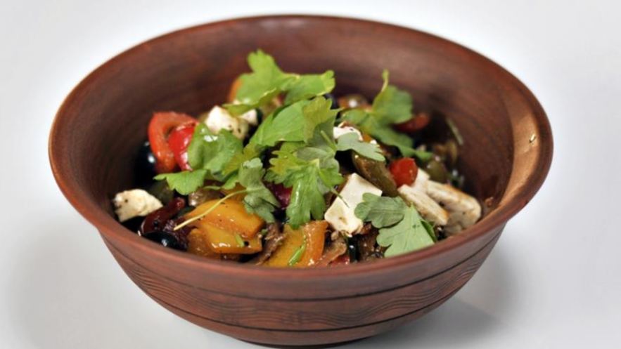 Рецепт рагу из болгарского перца с сыром и оливками