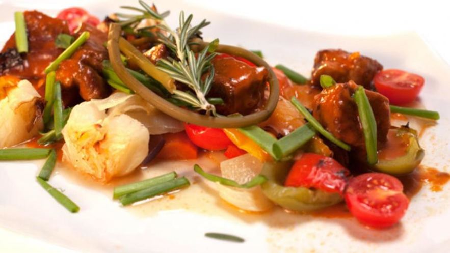 Рецепт рагу из говядины с овощами в пряном соусе