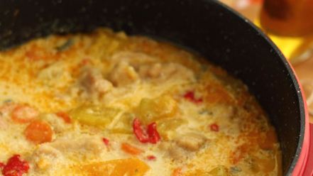 Рецепт рагу из курицы с овощами и сырными булочками