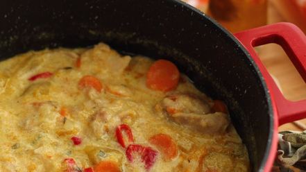 Рецепт рагу из курицы с овощами и сырными булочками