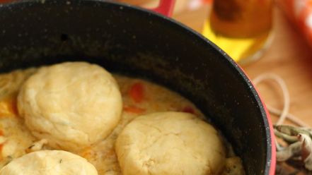 Рецепт рагу из курицы с овощами и сырными булочками