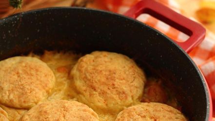 Рецепт рагу из курицы с овощами и сырными булочками