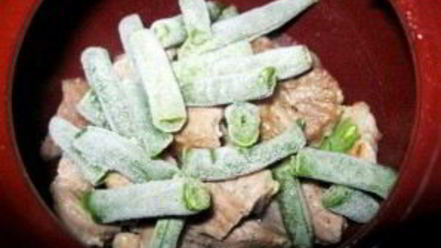 Рецепт рагу с мясом и стручковой фасолью в горшочке