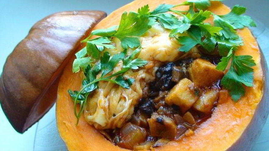 Рецепт запеченной тыквы, фаршированной овощным рагу с грибами и сыром