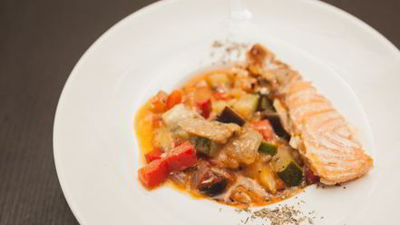 Рецепт яркого рататуя с семгой