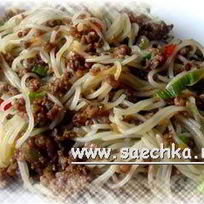 Рисовая лапша с фаршем и овощами