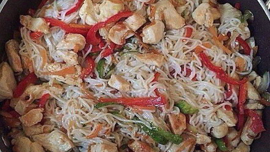 Рецепт рисовой лапши с куриной грудкой и овощами