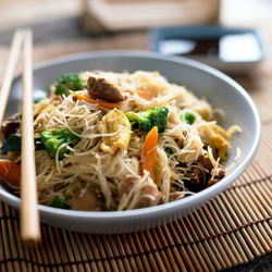 Рецепт Рисовой лапши вок с курицей и овощами