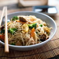 Рисовая лапша вок с курицей и овощами