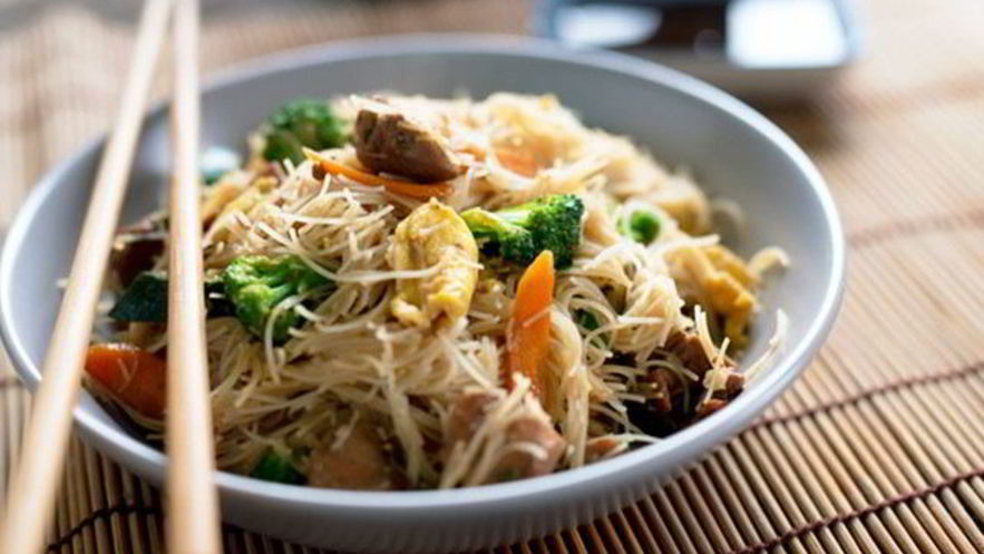 Рецепт рисовой лапши вок с курицей и овощами