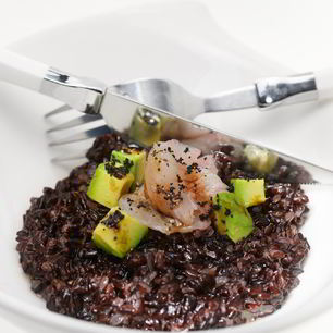 Рецепт Ризотто из риса венере с авокадо и карпаччо из сибаса