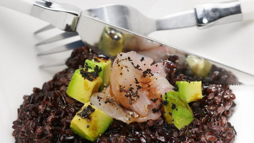 Рецепт ризотто из риса венере с авокадо и карпаччо из сибаса