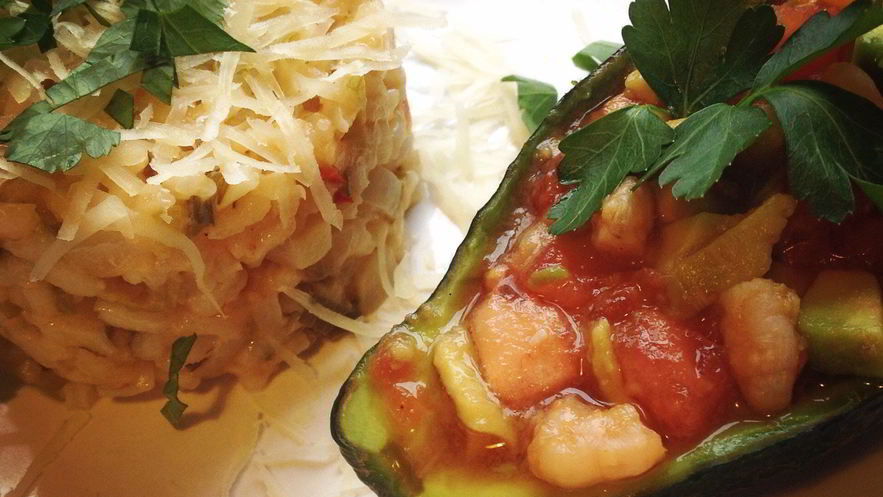 Рецепт ризотто с креветками и салатом из авокадо