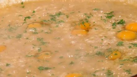 Рецепт ризотто с перепелиными яйцами и копченым салом